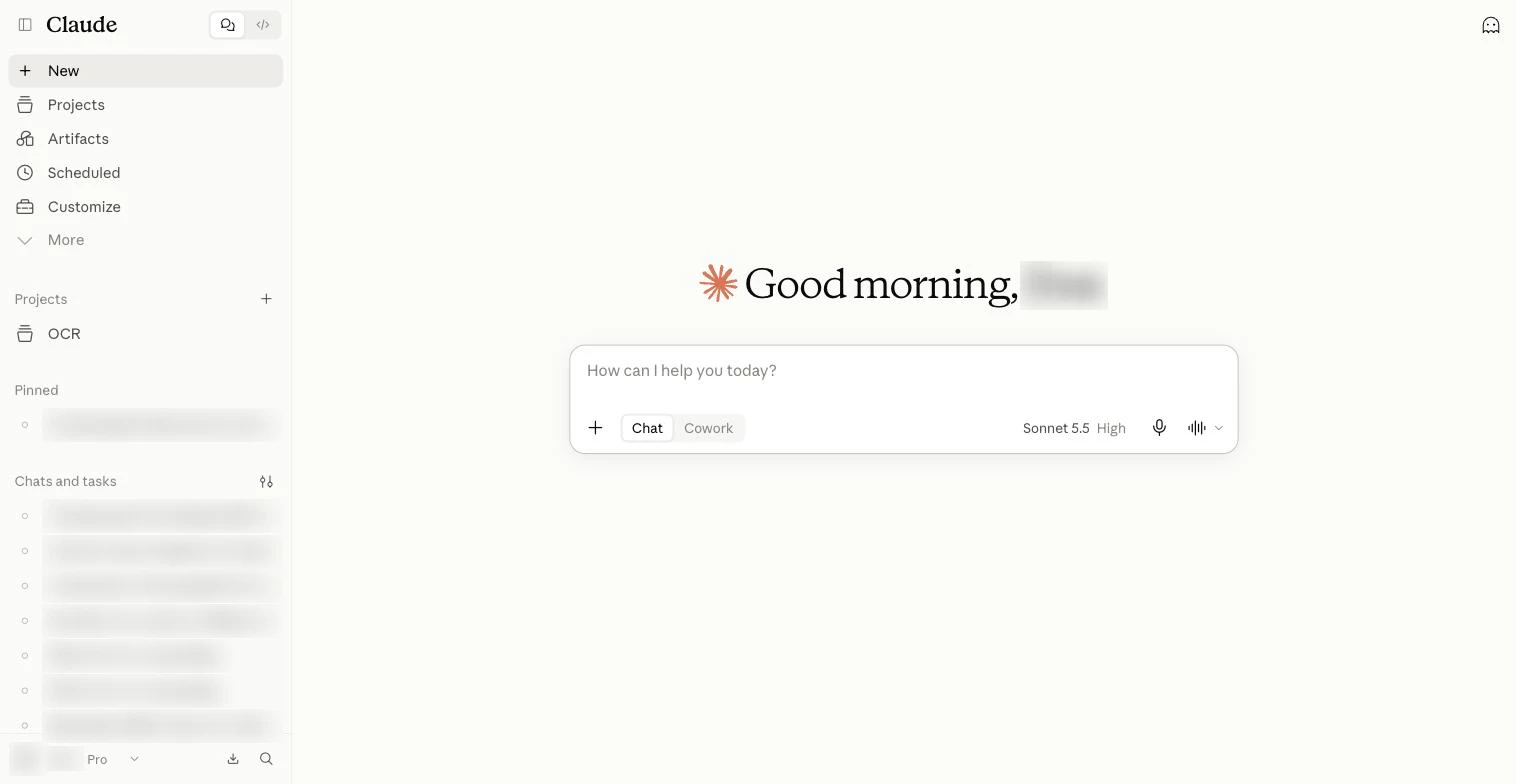 Màn hình chính của Claude: thanh bên trái với New, Projects, Artifacts, Scheduled, Customize; ô nhập ở giữa với nút +, Chat/Cowork, Sonnet 5.5 High.