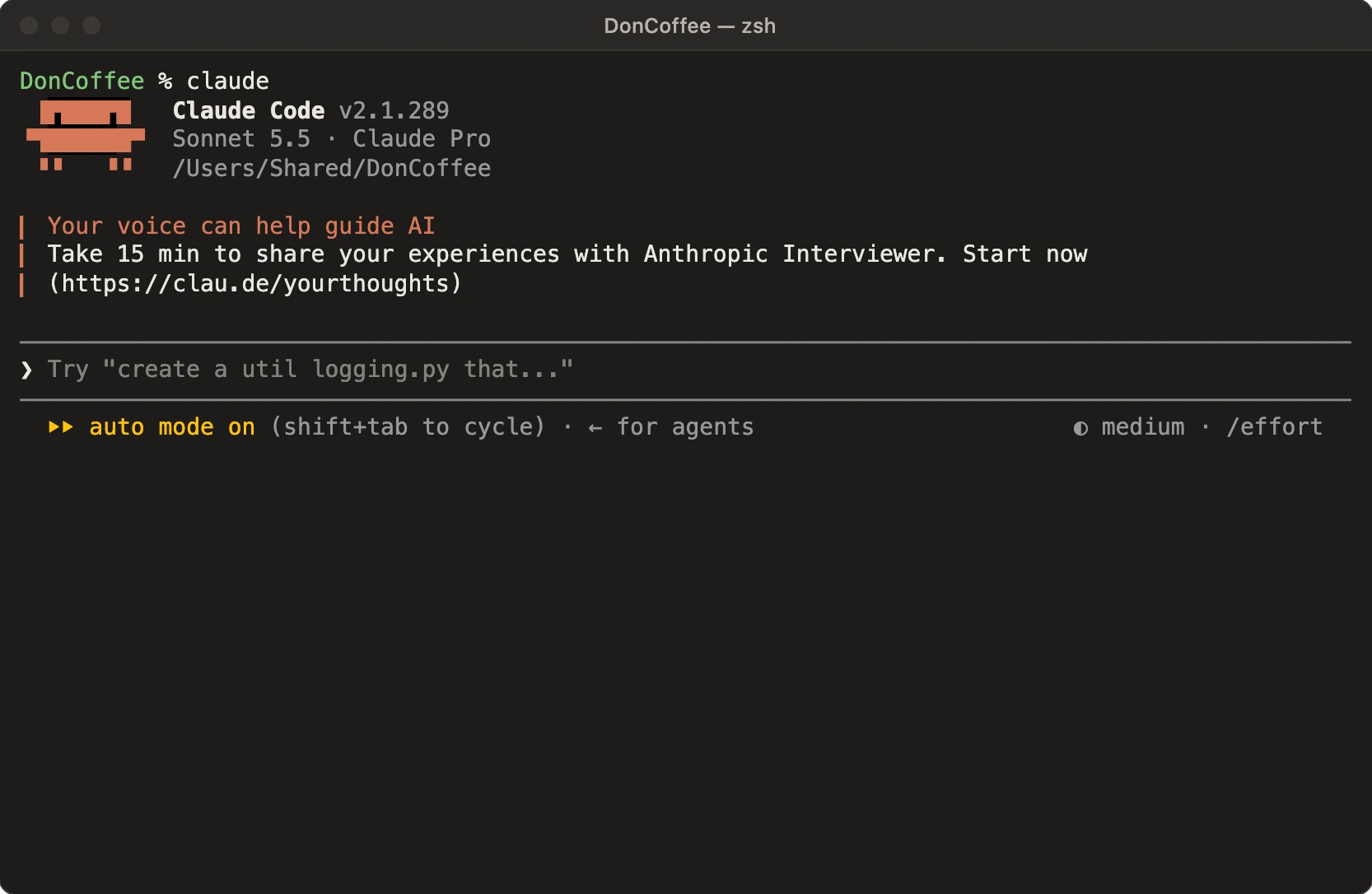 Claude Code 2.1.289 mở trong thư mục DonCoffee: logo, dòng Sonnet 5.5 · Claude Pro, một lời mời phỏng vấn, ô nhập có chữ xám Try create a util logging.py, và dòng auto mode on.