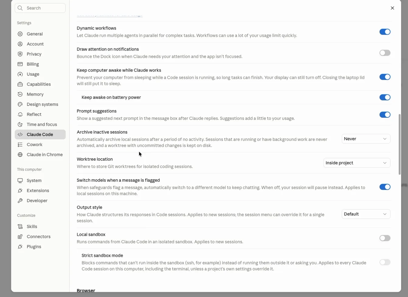 Trang Settings → Claude Code kéo xuống: Dynamic workflows, Draw attention on notifications, Keep computer awake while Claude works với Keep awake on battery power, Prompt suggestions, Archive inactive sessions (Never), Worktree location (Inside project), Switch models when a message is flagged, Output style (Default), Local sandbox, Strict sandbox mode, rồi mục Browser.