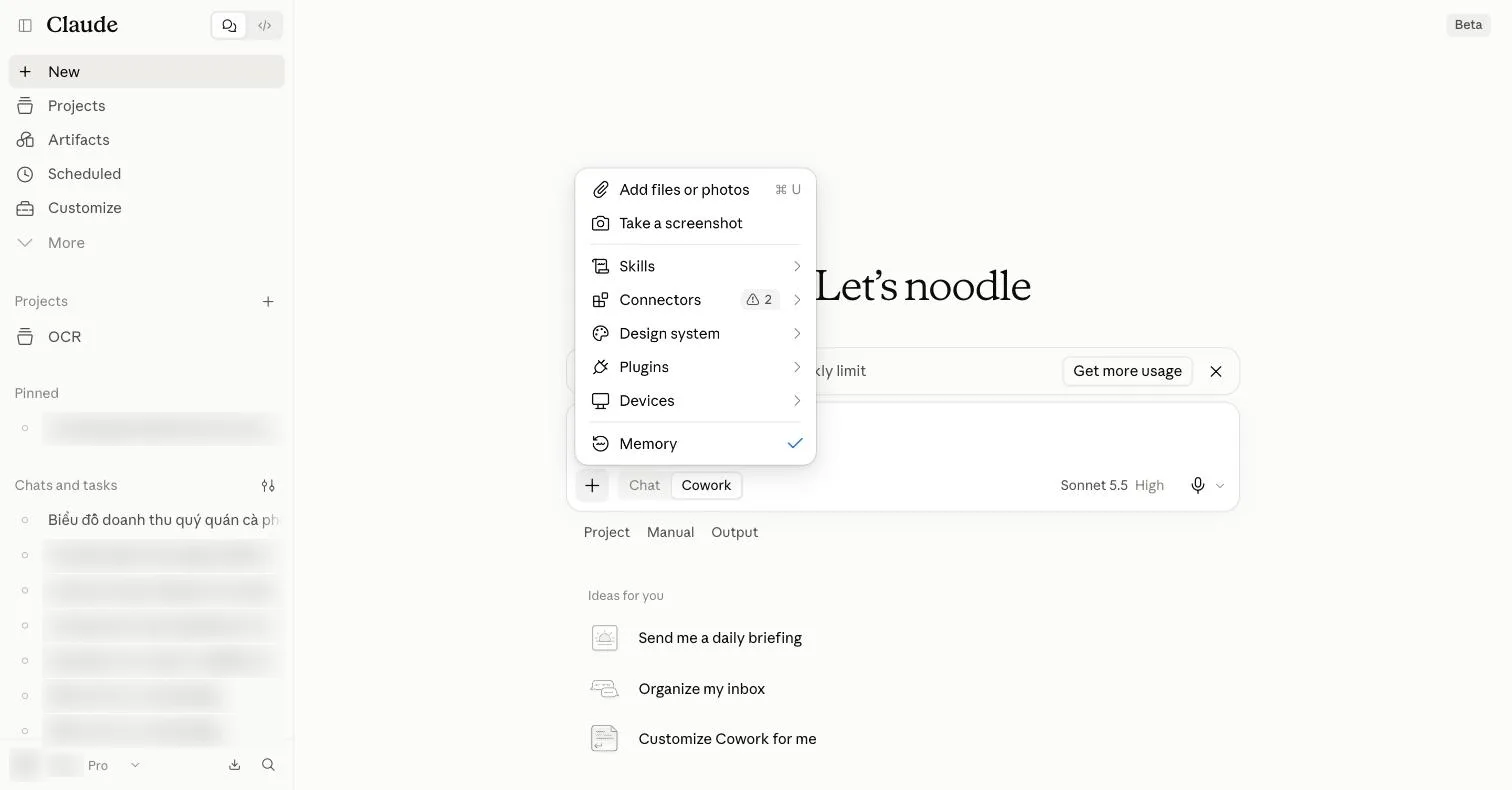 Menu + đang mở trong Cowork: Add files or photos, Take a screenshot, Skills, Connectors (kèm cảnh báo số 2), Design system, Plugins, Devices và Memory đang bật.