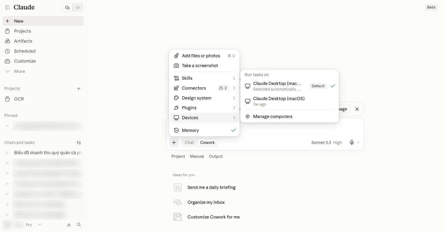 Menu + trong Cowork, mục Devices đang được trỏ vào: danh sách Run tasks on có hai máy Claude Desktop (macOS), máy đầu có nhãn Default và dấu tích, cùng mục Manage computers.