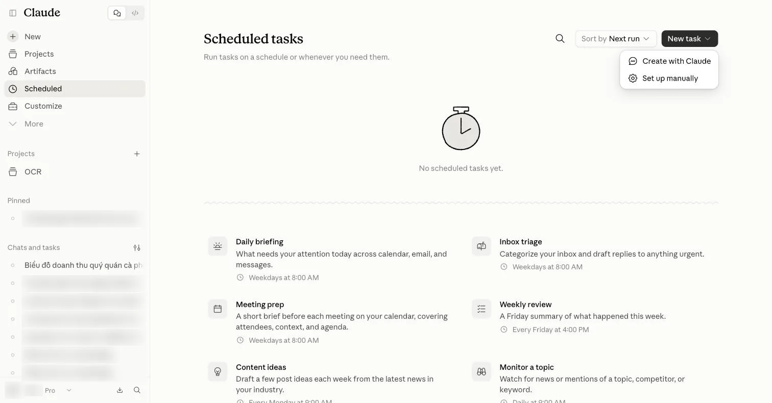 Trang Scheduled tasks còn trống (No scheduled tasks yet) với menu New task đang mở: Create with Claude và Set up manually; bên dưới là sáu mẫu Daily briefing, Inbox triage, Meeting prep, Weekly review, Content ideas, Monitor a topic.