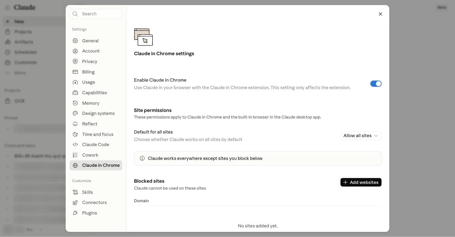 Cài đặt, trang Claude in Chrome: công tắc Enable Claude in Chrome đang bật, mục Site permissions với Default for all sites là Allow all sites kèm dòng giải thích, mục Blocked sites với nút Add websites và bảng Domain trống (No sites added yet).