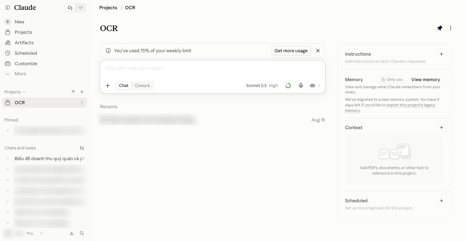 Trang một dự án: ô nhập ở giữa, danh sách chat của dự án, cột phải có Instructions, Memory, Context và Scheduled.